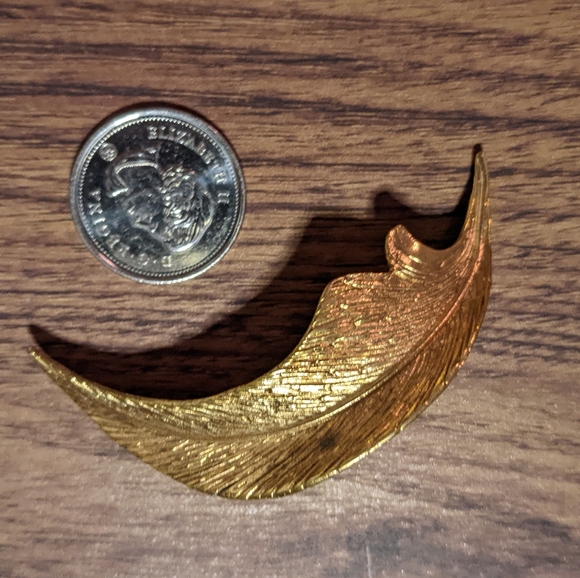 2/$20 vintage feather brooch - Picture 2 of 4